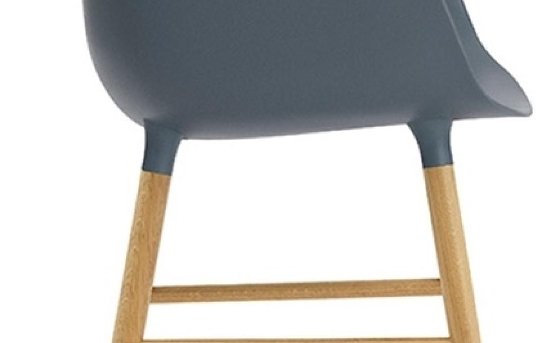 Кресло от фабрики Normann Copenhagen модель Form Arm With Wood Legs