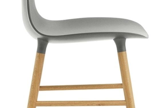 Стул от фабрики Normann Copenhagen модель Form  With Wood Legs