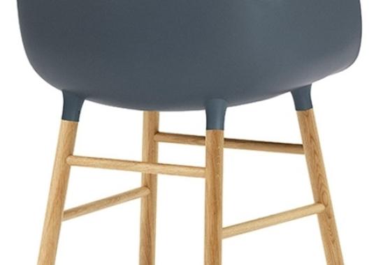Кресло от фабрики Normann Copenhagen модель Form Arm With Wood Legs
