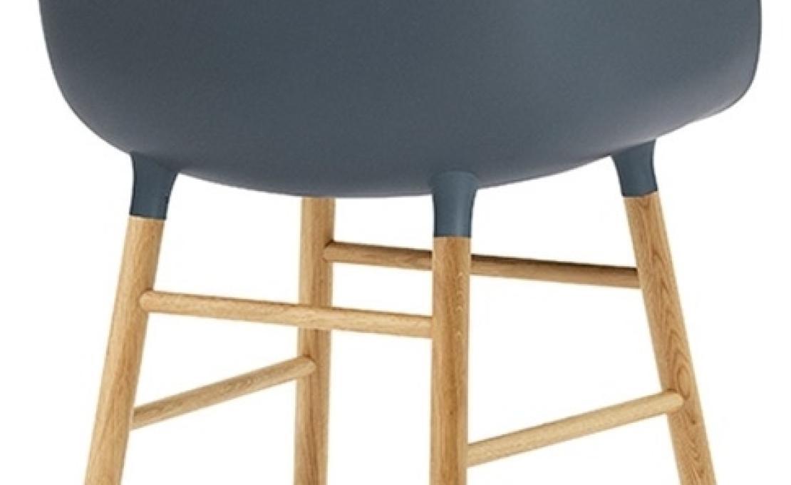 Кресло от фабрики Normann Copenhagen модель Form Arm With Wood Legs