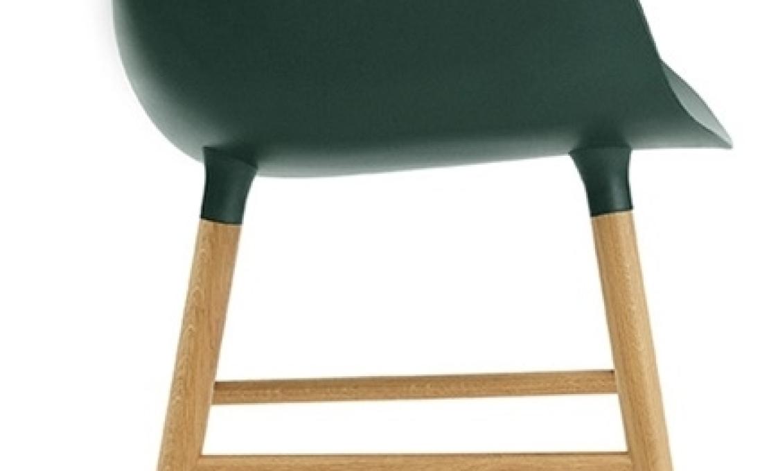 Кресло от фабрики Normann Copenhagen модель Form Arm With Wood Legs