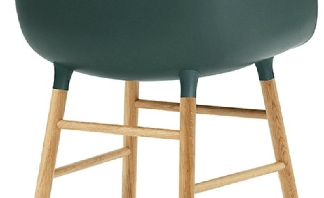 Кресло от фабрики Normann Copenhagen модель Form Arm With Wood Legs