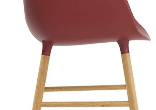 Кресло от фабрики Normann Copenhagen модель Form Arm With Wood Legs