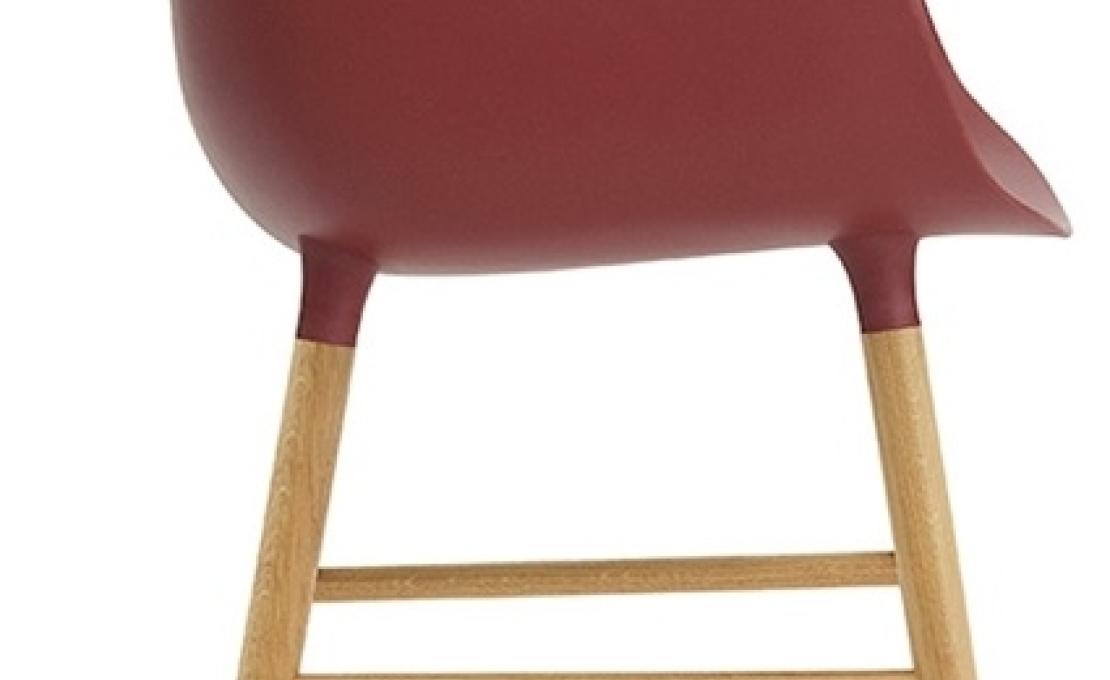 Кресло от фабрики Normann Copenhagen модель Form Arm With Wood Legs