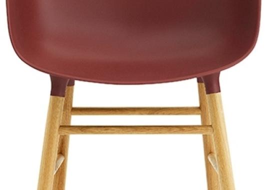 Кресло от фабрики Normann Copenhagen модель Form Arm With Wood Legs