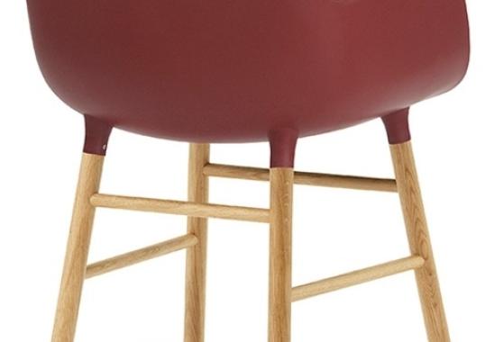 Кресло от фабрики Normann Copenhagen модель Form Arm With Wood Legs