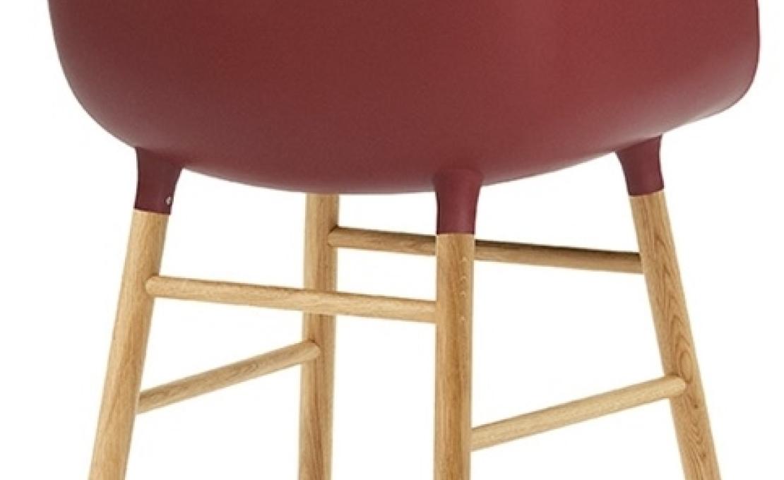 Кресло от фабрики Normann Copenhagen модель Form Arm With Wood Legs