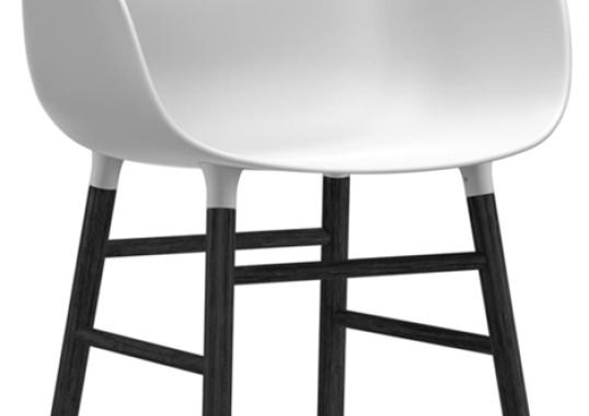 Кресло от фабрики Normann Copenhagen модель Form Arm With Wood Legs