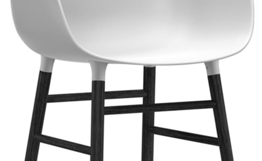 Кресло от фабрики Normann Copenhagen модель Form Arm With Wood Legs