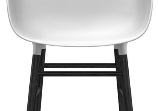 Кресло от фабрики Normann Copenhagen модель Form Arm With Wood Legs