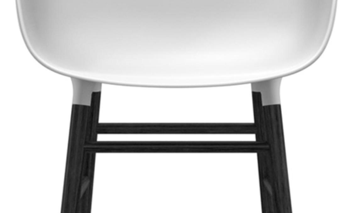 Кресло от фабрики Normann Copenhagen модель Form Arm With Wood Legs