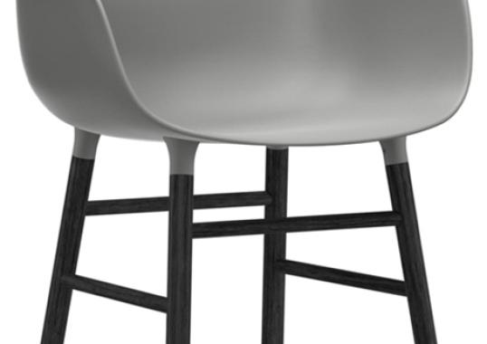 Кресло от фабрики Normann Copenhagen модель Form Arm With Wood Legs