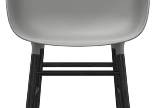 Кресло от фабрики Normann Copenhagen модель Form Arm With Wood Legs