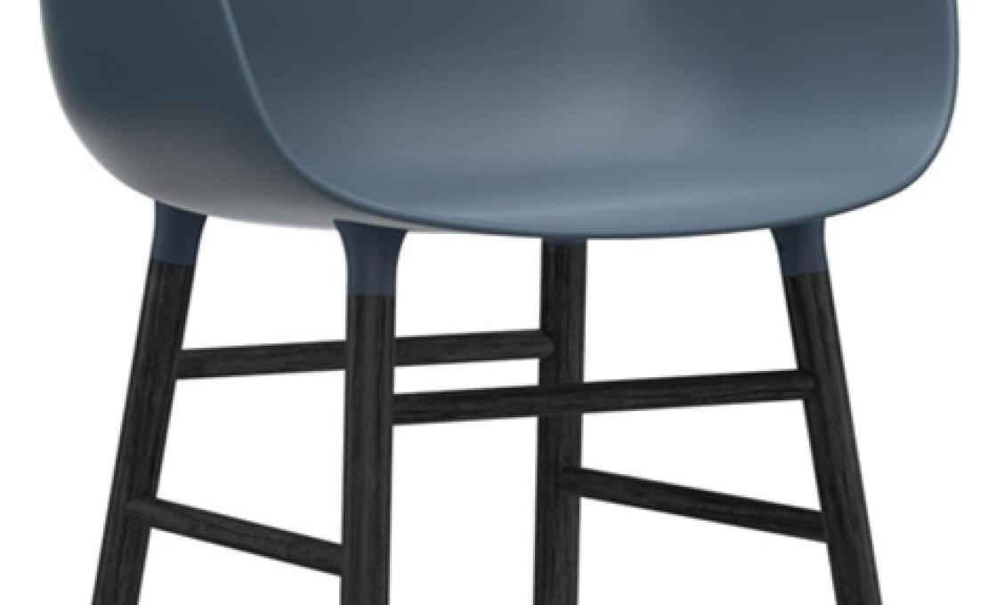 Кресло от фабрики Normann Copenhagen модель Form Arm With Wood Legs