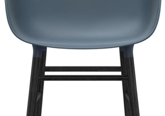 Кресло от фабрики Normann Copenhagen модель Form Arm With Wood Legs