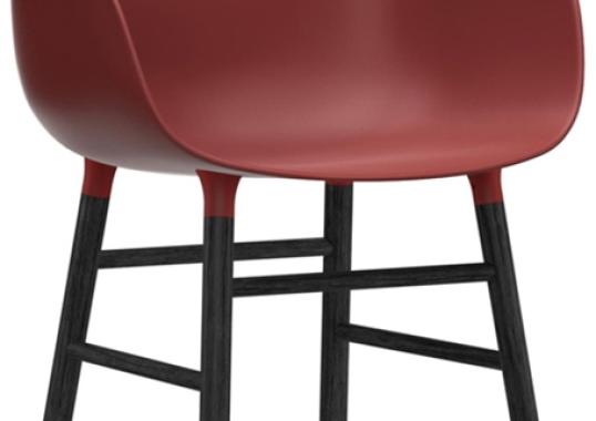 Кресло от фабрики Normann Copenhagen модель Form Arm With Wood Legs