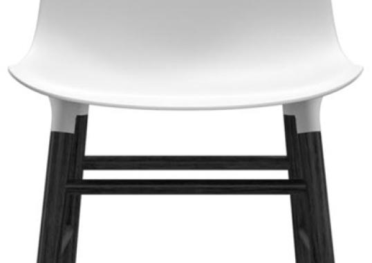 Стул от фабрики Normann Copenhagen модель Form  With Wood Legs