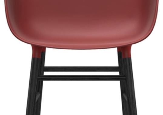 Кресло от фабрики Normann Copenhagen модель Form Arm With Wood Legs