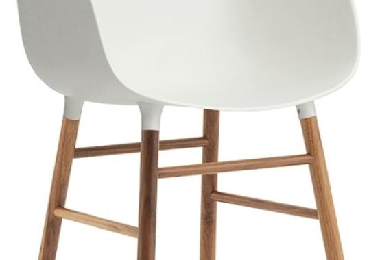 Кресло от фабрики Normann Copenhagen модель Form Arm With Wood Legs