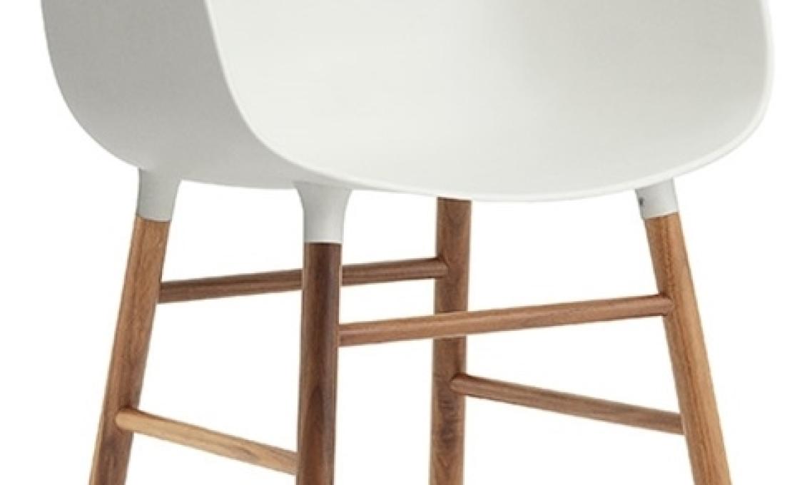 Кресло от фабрики Normann Copenhagen модель Form Arm With Wood Legs