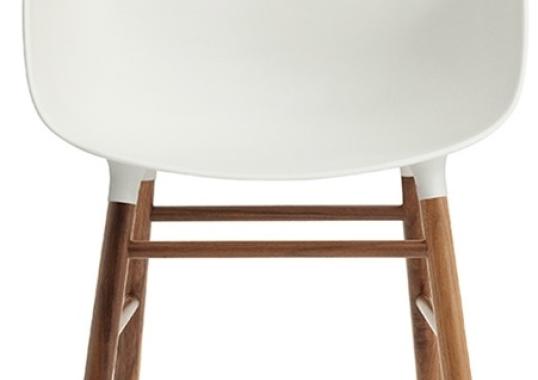 Кресло от фабрики Normann Copenhagen модель Form Arm With Wood Legs