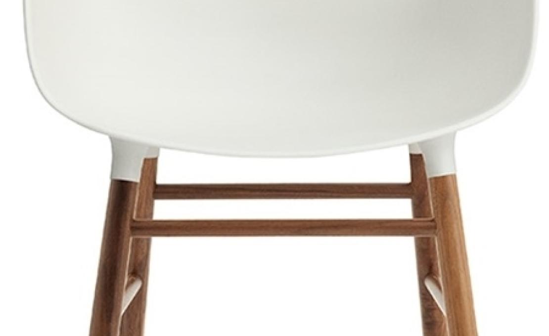 Кресло от фабрики Normann Copenhagen модель Form Arm With Wood Legs