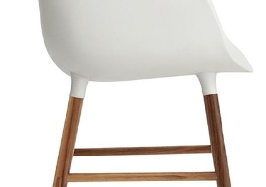 Кресло от фабрики Normann Copenhagen модель Form Arm With Wood Legs