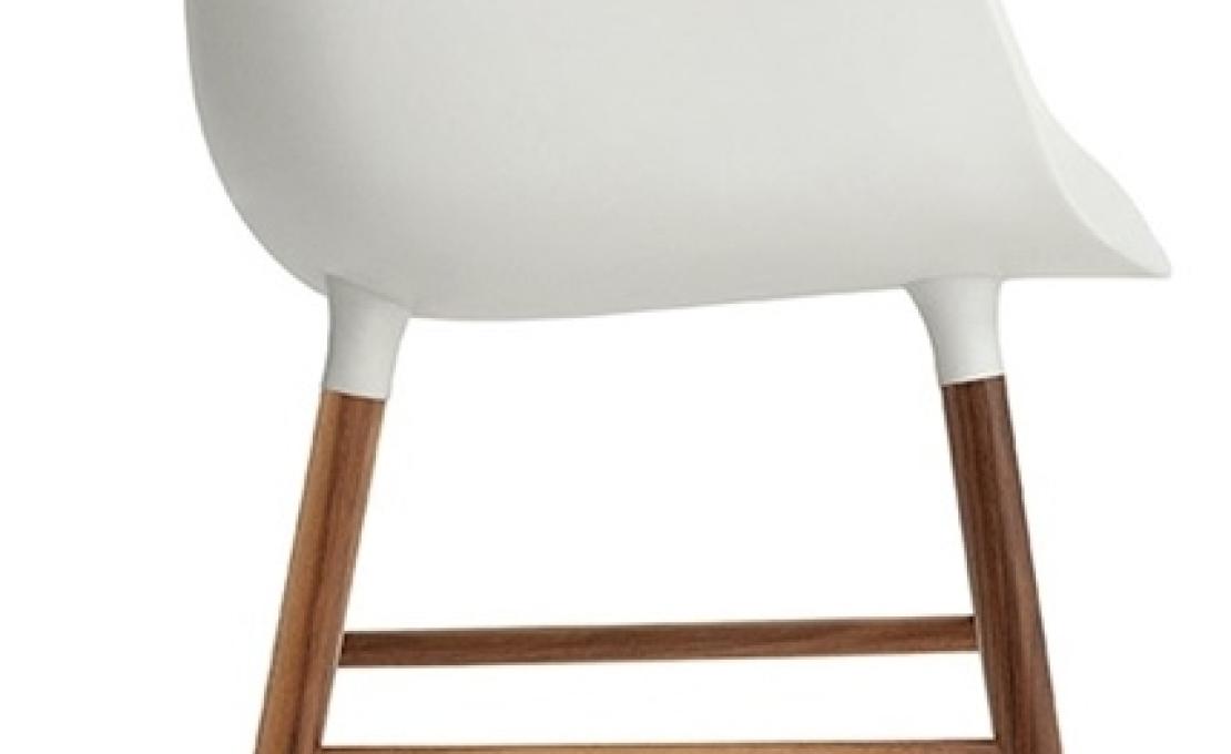 Кресло от фабрики Normann Copenhagen модель Form Arm With Wood Legs