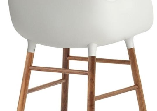 Кресло от фабрики Normann Copenhagen модель Form Arm With Wood Legs