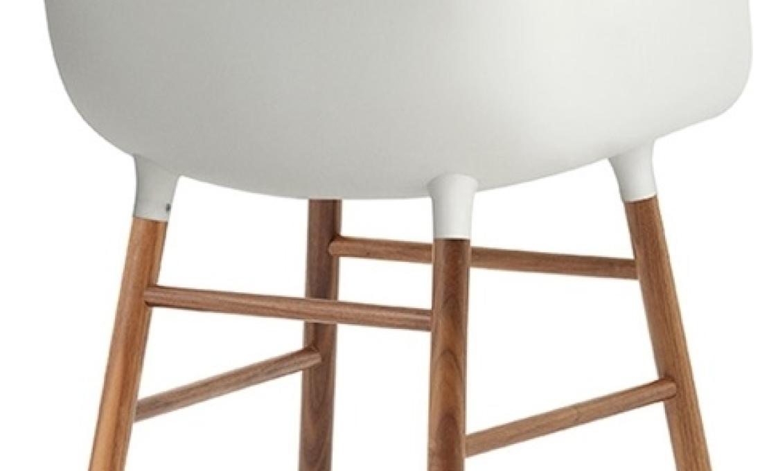 Кресло от фабрики Normann Copenhagen модель Form Arm With Wood Legs