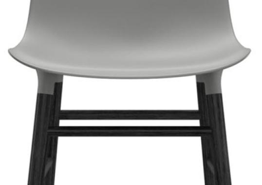Стул от фабрики Normann Copenhagen модель Form  With Wood Legs
