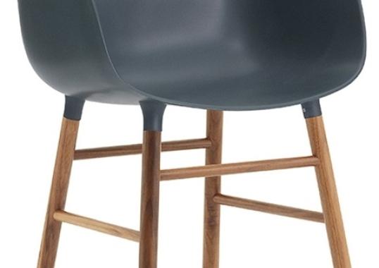 Кресло от фабрики Normann Copenhagen модель Form Arm With Wood Legs
