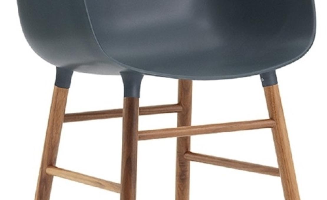 Кресло от фабрики Normann Copenhagen модель Form Arm With Wood Legs