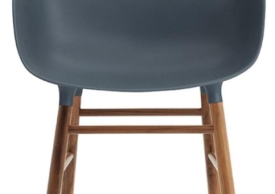 Кресло от фабрики Normann Copenhagen модель Form Arm With Wood Legs