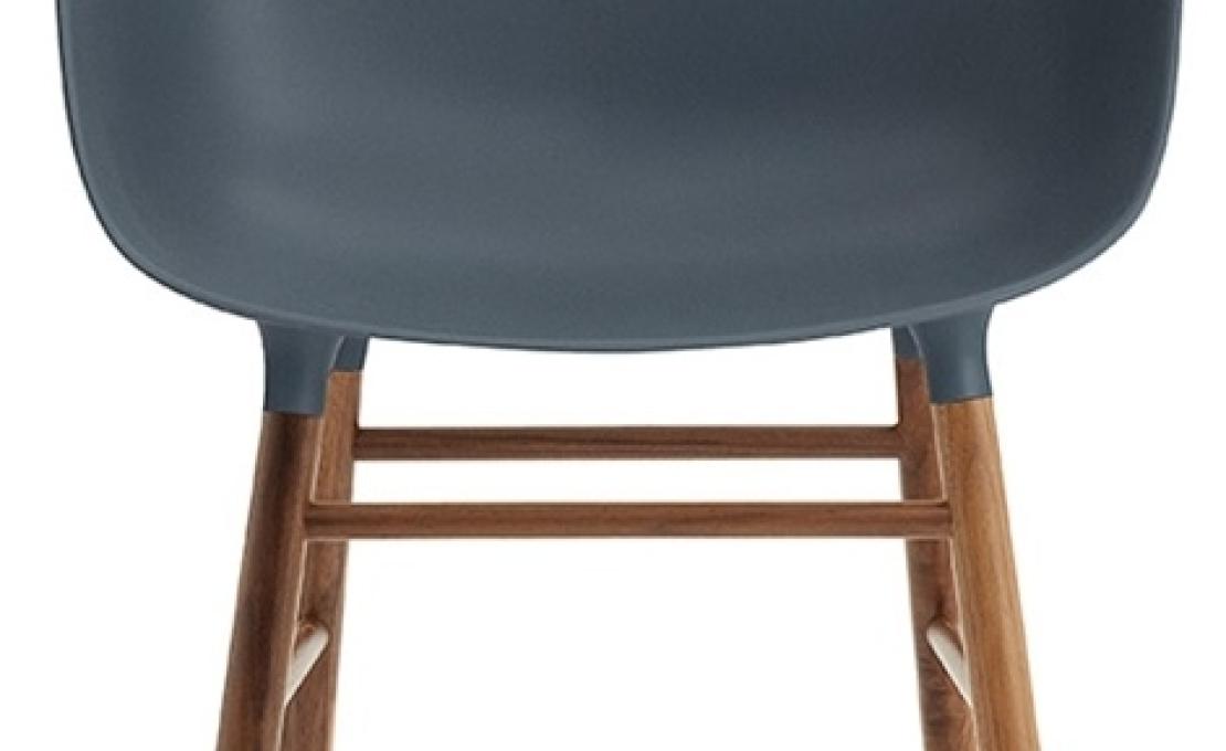 Кресло от фабрики Normann Copenhagen модель Form Arm With Wood Legs