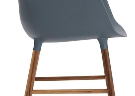 Кресло от фабрики Normann Copenhagen модель Form Arm With Wood Legs
