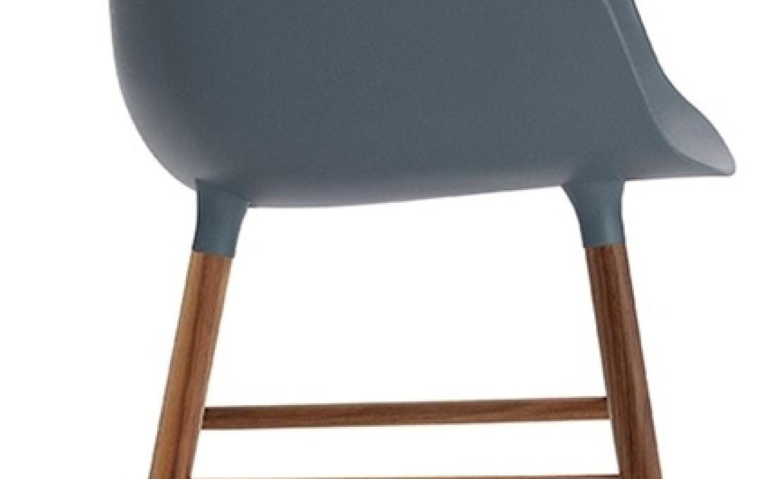 Кресло от фабрики Normann Copenhagen модель Form Arm With Wood Legs