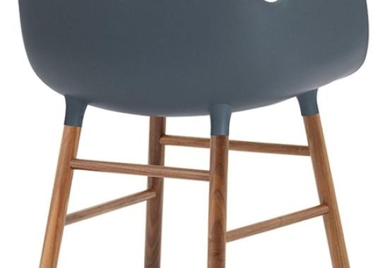 Кресло от фабрики Normann Copenhagen модель Form Arm With Wood Legs