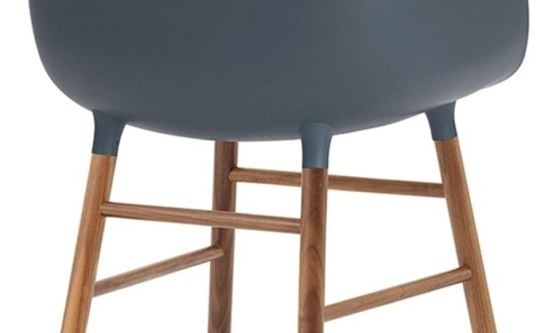 Кресло от фабрики Normann Copenhagen модель Form Arm With Wood Legs