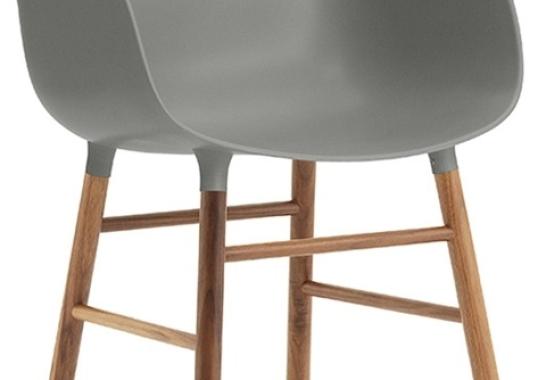 Кресло от фабрики Normann Copenhagen модель Form Arm With Wood Legs