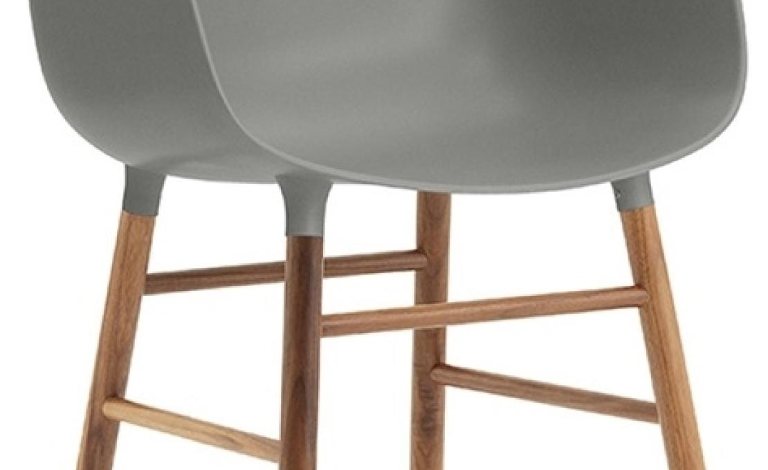 Кресло от фабрики Normann Copenhagen модель Form Arm With Wood Legs