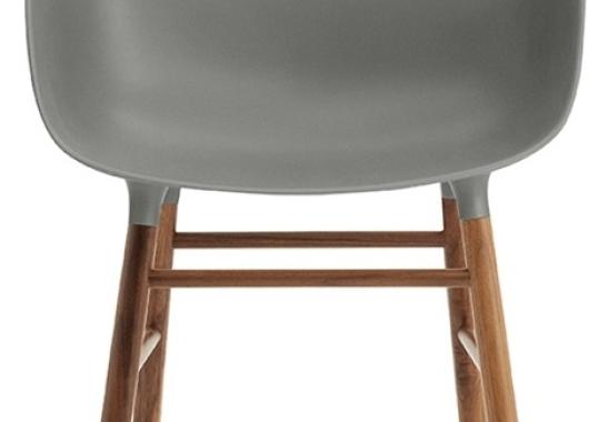 Кресло от фабрики Normann Copenhagen модель Form Arm With Wood Legs