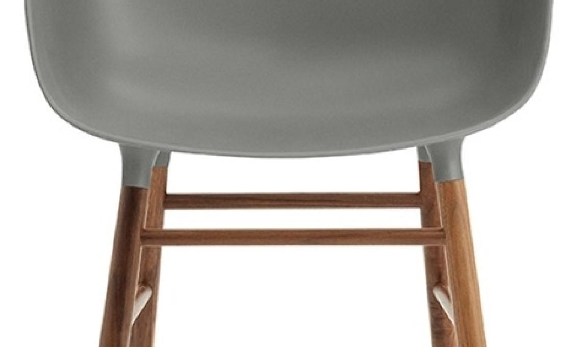 Кресло от фабрики Normann Copenhagen модель Form Arm With Wood Legs