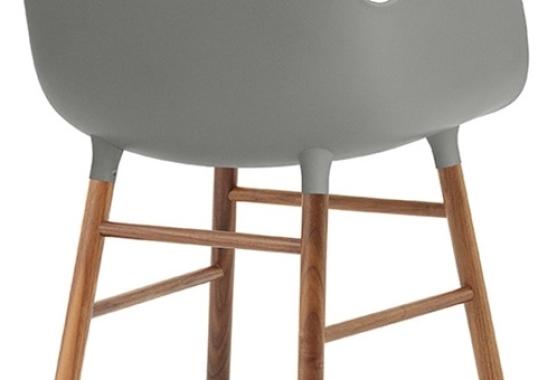 Кресло от фабрики Normann Copenhagen модель Form Arm With Wood Legs