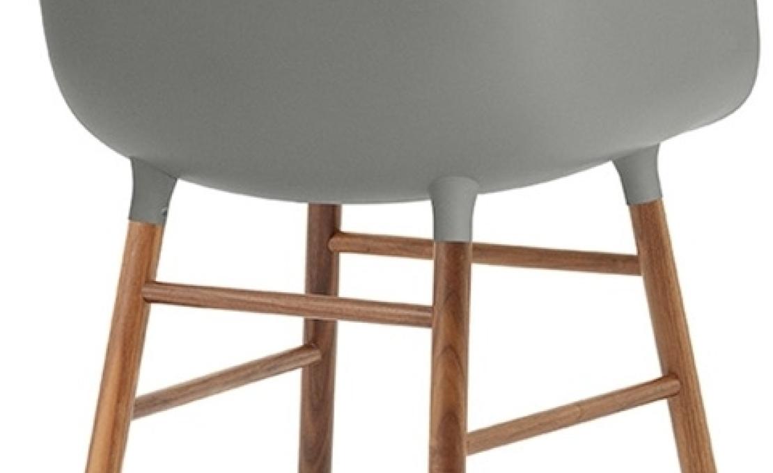 Кресло от фабрики Normann Copenhagen модель Form Arm With Wood Legs