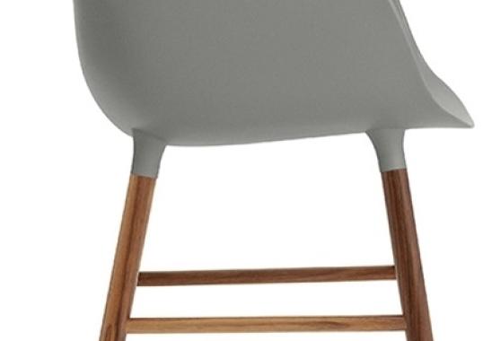 Кресло от фабрики Normann Copenhagen модель Form Arm With Wood Legs