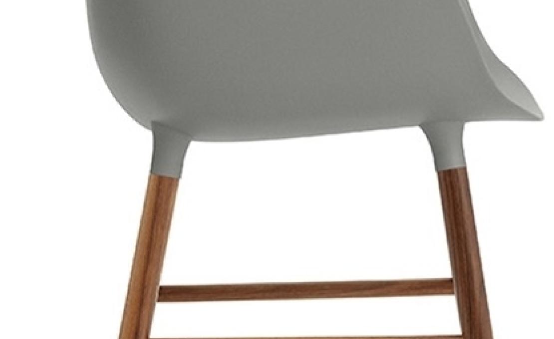 Кресло от фабрики Normann Copenhagen модель Form Arm With Wood Legs
