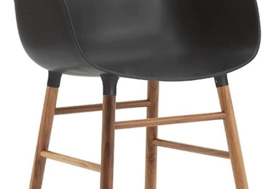 Кресло от фабрики Normann Copenhagen модель Form Arm With Wood Legs