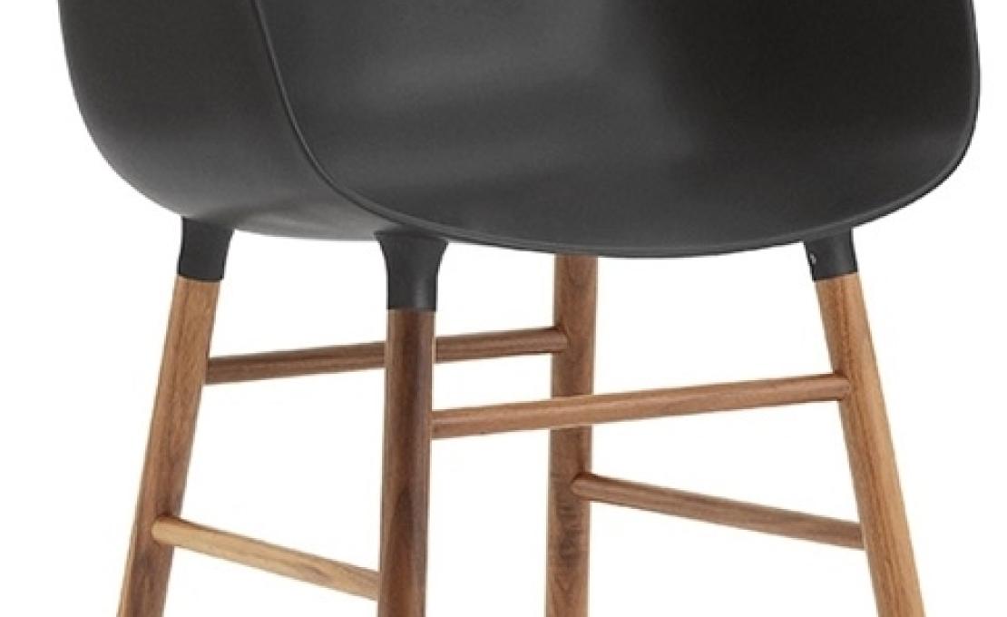 Кресло от фабрики Normann Copenhagen модель Form Arm With Wood Legs