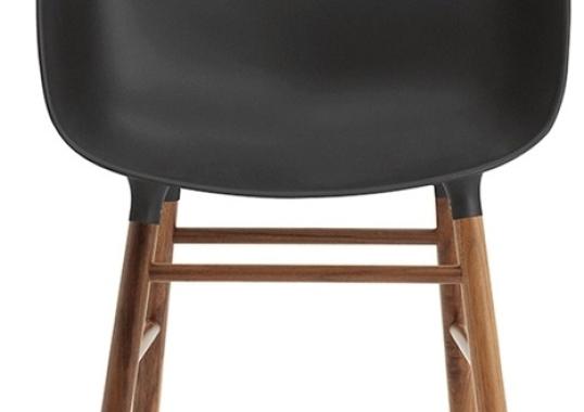 Кресло от фабрики Normann Copenhagen модель Form Arm With Wood Legs